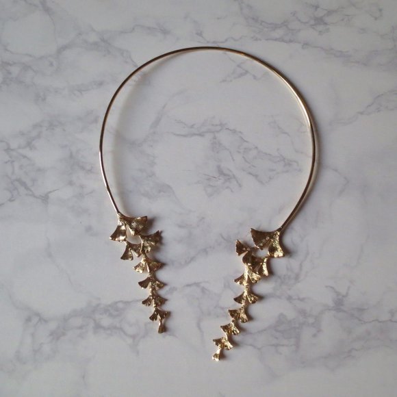 Beautiful Unique Gold Leaf Flower Botanical Asymmetrical Gold Tone Necklace - Picture 1 of 3